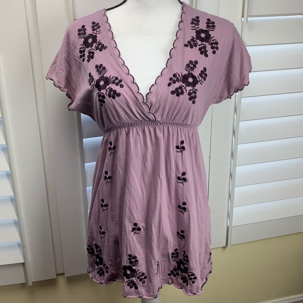 BCBG MAXAZRIA embroidered floral top - Size M (A132)